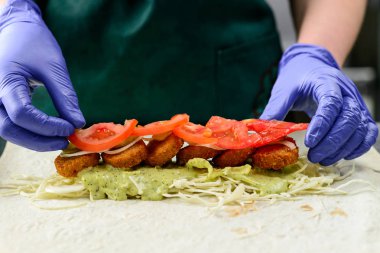 İştah açıcı Falafel rulo ile sebze hazırlama süreci ve