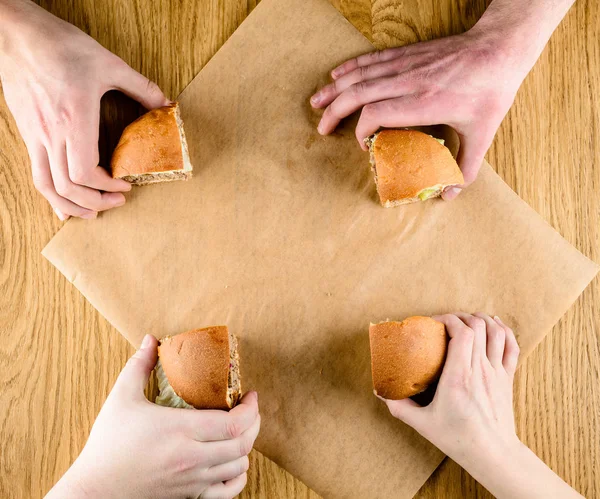 Restauracja typu Fast food. Niezidentyfikowanych osób jedzenie smaczne pokrojone bu — Zdjęcie stockowe