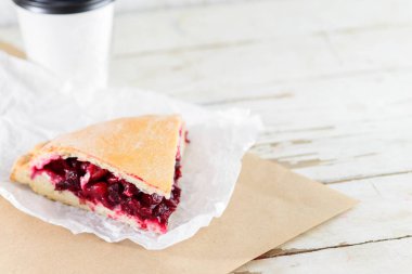 Tatlı lezzetli kızılcık pasta parçası