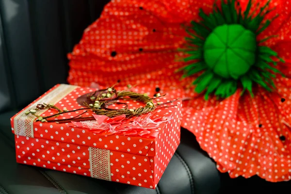 Hermosa caja de regalo y creativa flor roja hecha a mano — Foto de Stock