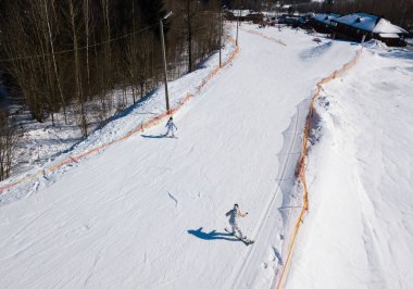 Aktif eğlence ve kış eğlence. Kayakçı ve Snowboard düşkünleri
