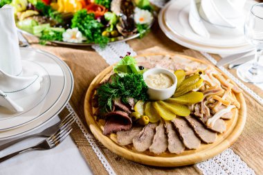 Lezzetli et kümesi: sığır eti dilim, pastırma, kulaklar, turşu ve sau füme