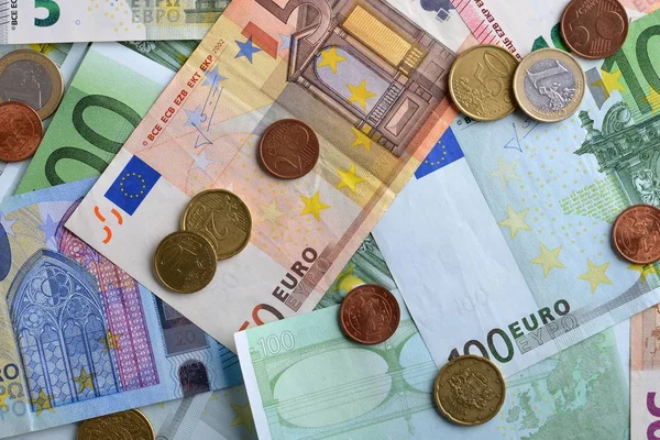 Efectivo. Montón de diferentes billetes y monedas en euros — Foto de Stock