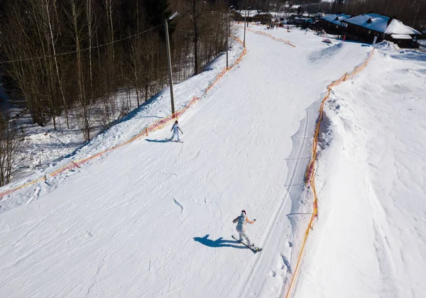 Lazer ativo e entretenimento de inverno. Esqui e snowboarders — Fotografia de Stock