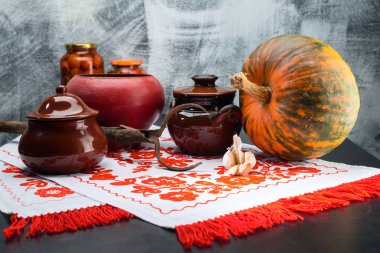 Gıda kapları, kabak ve sarmısakları bir tablo ile natürmort. Tradi