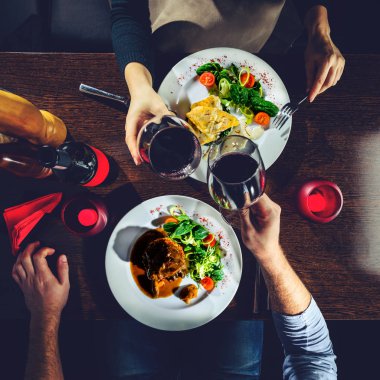 Çift tonlu bir restoranda romantik akşam yemeği