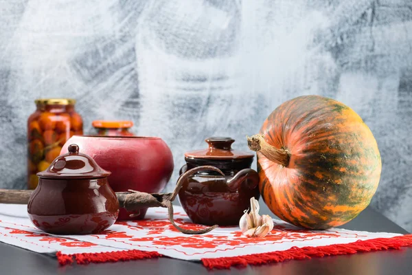 Gıda kapları, kabak ve sarmısakları bir tablo ile natürmort. Tradi