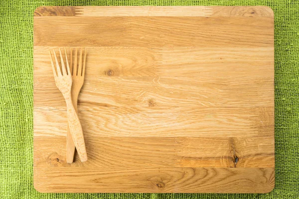 Boşaltmak için yeşil zemin üzerine bıçakla ahşap tahta 