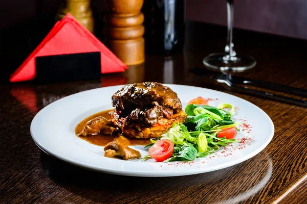 Et yemek. İştah açıcı sığır eti yanak soslu domatesli ve bas