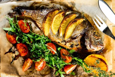 Dorado ızgara taze sebze ile