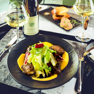 R lezzetli yemek sulu biftek biftek ve taze marul yaprakları