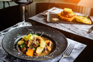 Patates ve mantar'geri kalan bir plaka ile sulu ördek fileto