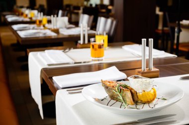 İştah açıcı balık limon ve bir tabak bir istirahat sos ile servis