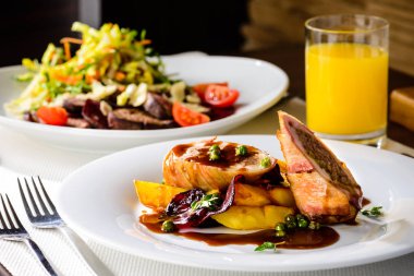 Bir restoranda romantik bir akşam yemeği. İştah açıcı yemekler