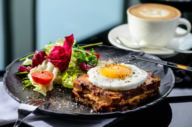 Kızarmış yumurtalı ekmek ve salata domates ve Letonyalı çanağı
