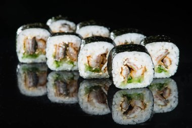 Japon mutfağı. İştah açıcı maki sushi pirinç ile avokado rulo