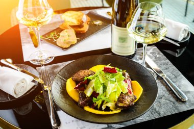 R lezzetli yemek sulu biftek biftek ve taze marul yaprakları