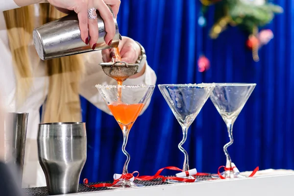 Neidentifikovaný barman připravuje koktejl v baru — Stock fotografie