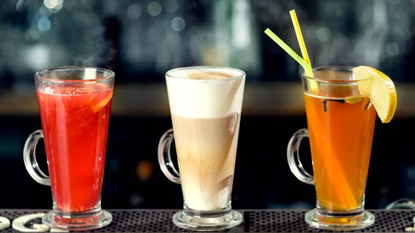 Latte och varma alkoholhaltiga drinkar i baren motverka. Cinema eff — Stockfoto