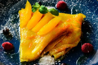 Tatlı lezzetli gözleme blinis lor, bal ve çilek ile. Tatil Maslenitsa için yeni restoran menü