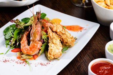 Bir restoranda romantik bir akşam yemeği. Lezzetli hazır karides 