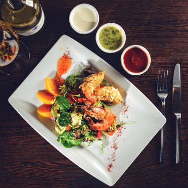 Lezzetli hazır karides ile domates, sos ve fesleğen yaprakları 