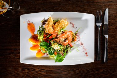 Lezzetli hazır karides ile domates, sos ve fesleğen yaprakları 