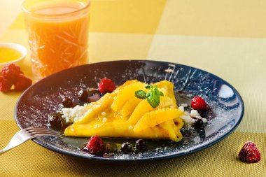 Tatlı lezzetli gözleme blinis lor, reçel ve çilek. Yeni r