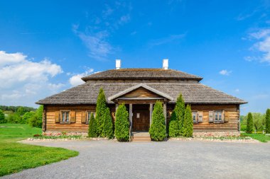 Modern ahşap evde yaz manzara inanılmaz güzel