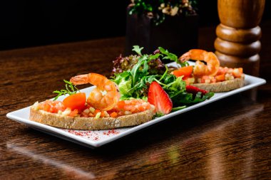 Lezzetli deniz ürünleri tabağı. Ekmek Domates ve karides ve basi