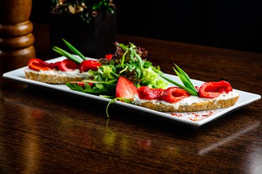 Lezzetli yemek. Taze ekmek ile biber sos ile saman