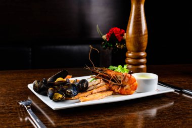 Lezzetli deniz ürünleri tabağı. Balık fileto, mossels ve karides kablosuz servis