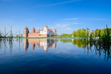 Mir Ortaçağ Kalesi yaz gün, tarihsel miras o karmaşık