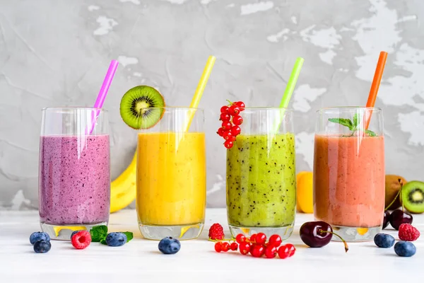 Smoothies aus frischem Obst im Glas, gesunde Ernährung — Stockfoto