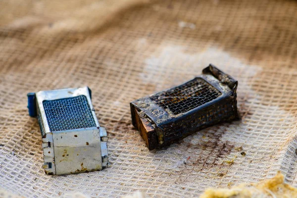 Herramientas apicultores, una caja para la siembra de madres abejas — Foto de Stock