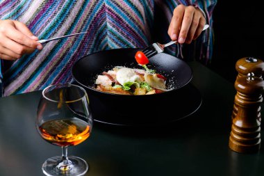 Lezzetli Ceasar salata domates, yemek işlemi pastırma bir