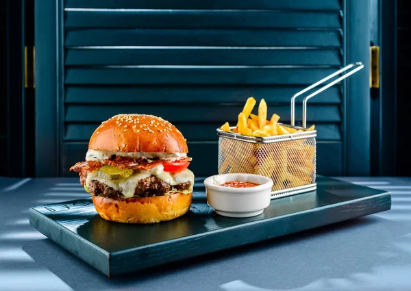 Chutný šťavnatý burger s hranolky v kavárně — Stock fotografie