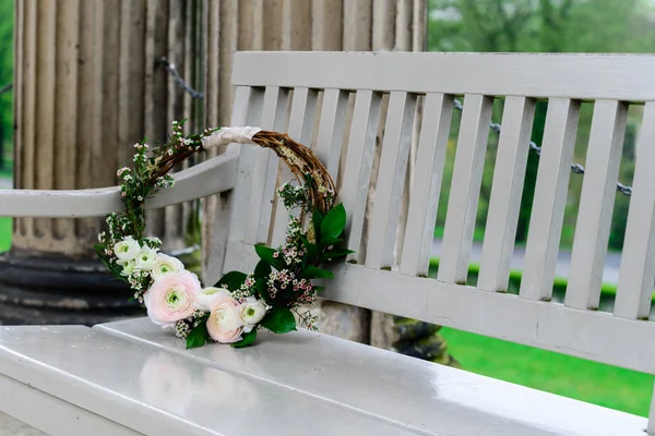 Ніжний дивовижний квітковий вінок на білій лавці. Наречена весілля — стокове фото