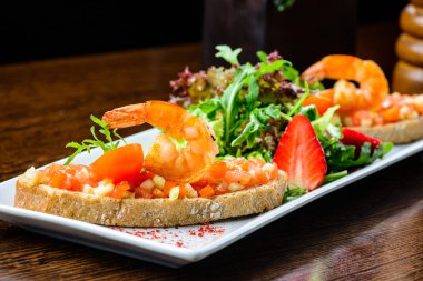 Lezzetli deniz ürünleri tabağı. Ekmek Domates ve karides ve basi