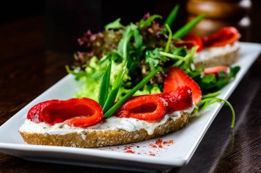 Lezzetli yemek. Taze ekmek ile biber sos ile saman