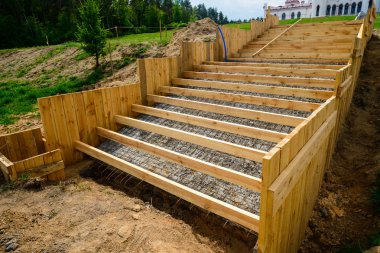 Bitmemiş ahşap merdiven