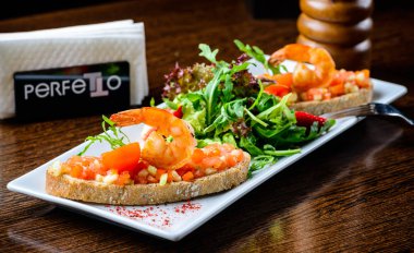 Lezzetli deniz ürünleri tabağı. Ekmek Domates ve karides ve basi