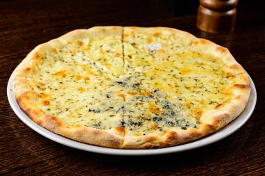 İştah açıcı sıcak dört peynirli Pizza masada