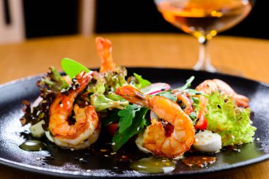 İştah açıcı baharatlı salata karides, turp ve sekmesinde sos ile