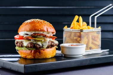 Kafede lezzetli sulu hamburger patates kızartması ile
