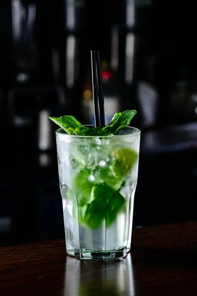 Kall fräsch Mojito cocktail på baren counter — Stockfoto