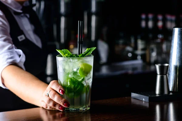 Cocktail Mojito dingin segar di meja bar — Stok Foto