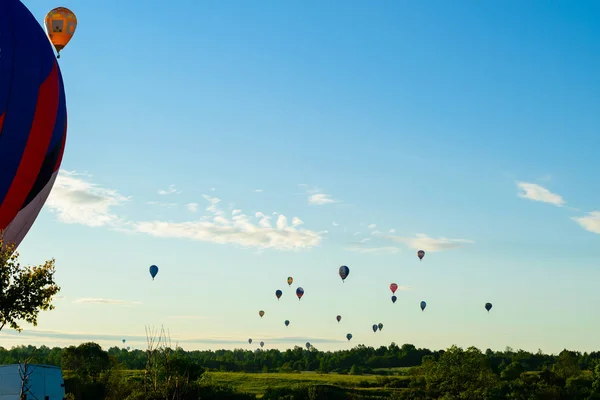 Renkli sıcak hava balonları alan ve göl üzerinde summ üzerinde uçan — Stok fotoğraf