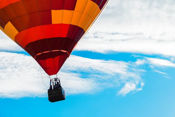 Parlak kırmızı sıcak hava balonu — Stok fotoğraf
