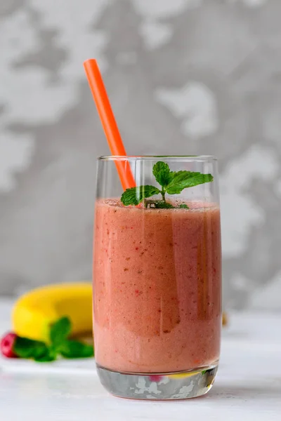 Smoothie buah segar dalam gelas, makanan sehat — Stok Foto